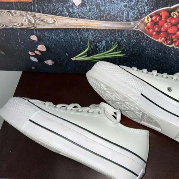 Like brand new converse low top Platform Sneakers - Picture 6 of 6